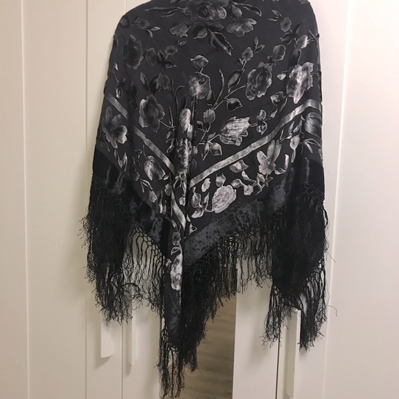 SALE🖤 Flower Print Elegant Shawl - Picture 1 of 2